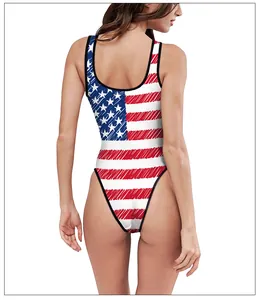 Detalle de bañador de corte alto con espalda abierta y estampado de bandera USA