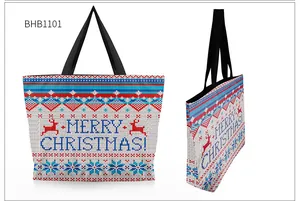 Detail einer Weihnachts-Tragetasche mit nordischem Strickmuster und festlichem Text