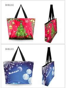 Detailansicht der festlichen Canvas-Tragetaschen mit Weihnachtsbaum- und Rentiersilhouetten