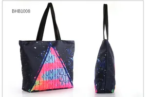 Detailansicht der bedruckten Canvas-Tragetasche mit Galaxie-Muster und Illuminate-Text