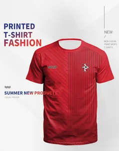 Dettaglio dello stemma calcistico e delle strisce su una t-shirt sportiva rossa