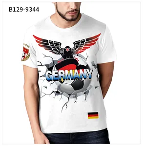 Detail der deutschen Fußballgrafik auf einem atmungsaktiven weißen Herren Sport T-Shirt