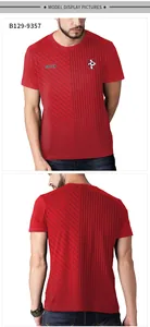 Vista frontale e posteriore di una t-shirt sportiva rossa da uomo con stampa SOCCER e stemma