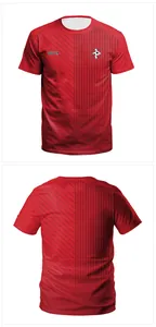 Dettaglio maglia da calcio rossa ad asciugatura rapida con motivi geometrici