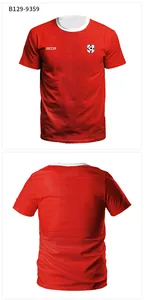 Dettaglio fronte e retro della maglietta sportiva rossa da calcio con emblemi e strisce