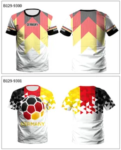 Vorder- und Rückseite weißer Deutschland-Fußball-T-Shirts mit geometrischen Mustern