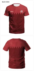 Dettaglio della maglia da calcio bordeaux con tessuto a nido d'ape e stemma di Doha