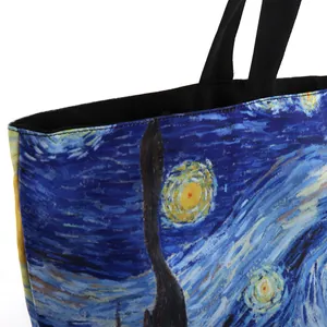 Bedruckte Tragetasche mit Van Gogh Sternennacht Motiv und schwarzen Schultergurten