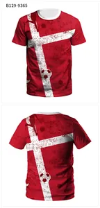 Dettagli fronte e retro di una maglietta sportiva rossa con motivi di calcio e croce bianca