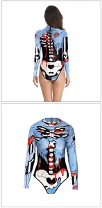 Detailansicht eines langärmeligen Bodysuits mit Skelettdruck und roten Blutakzenten