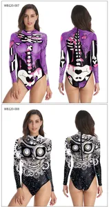 Detailansicht von 3D-Skelett- und Steampunk-Drucken auf langärmeligen Bodysuits