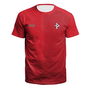 Maglia da calcio rossa con strisce geometriche e stemma sportivo su sfondo bianco