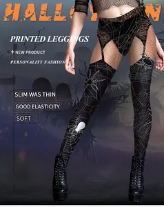 Dettaglio di leggings Halloween elasticizzati con stampa a ragnatela e vestibilità slim