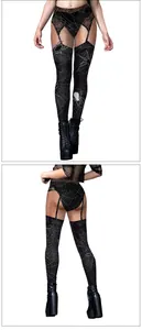 Dettaglio fronte e retro dei leggings con stampa gotica di ragnatela e ragni neri