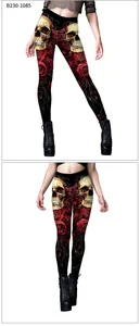 Dettaglio delle stampe di teschi e rose rosse su leggings neri per Halloween