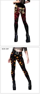 Dettagli delle stampe gotiche con teschio e rosa e motivi di zucca su questi leggings