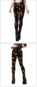 Dettaglio dei leggings di Halloween con stampa di zucca arancione e cappello da strega