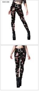 Dettaglio dei leggings di Halloween con stampa teschi, zucche, ragnatele e fibbia a cintura