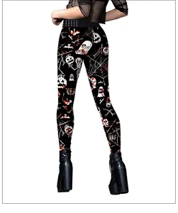 Dettaglio di leggings per Halloween con teschi, ragnatele e stampe di lapidi RIP