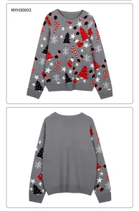 Vue à plat du pull de Noël gris en maille avec des motifs de sapins festifs