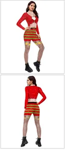 Voor- en achteraanzicht van een sexy kerstjumpsuit met strepen en visnetkousenprint