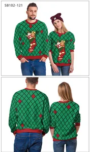 Details des grünen Karo-Weihnachtspullovers mit festlichem Socken-Print und roten Bündchen