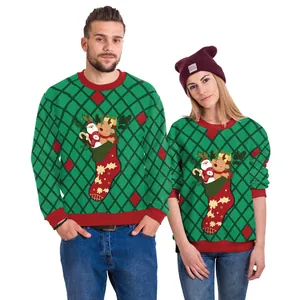 Weihnachtspullover für Paare mit grünem Karomuster und festlichem Socken-Aufdruck