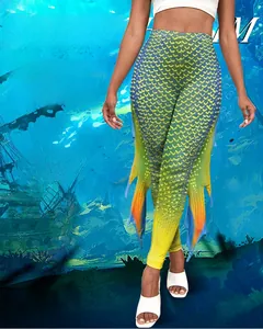Vue détaillée du legging sirène avec motif d'écailles et détails de nageoires jaunes