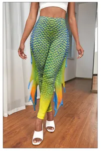 Détail de leggings taille haute avec nageoires 3D et imprimé d'écailles en dégradé