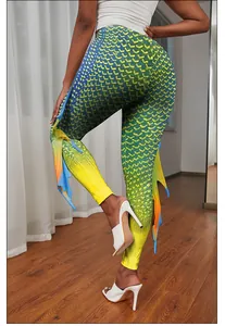 Détail de leggings sirène avec nageoires 3D latérales et imprimé écailles coloré