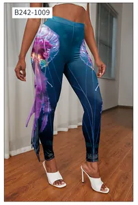 Détail du legging bleu foncé avec imprimé méduse violette et volants latéraux ondulés