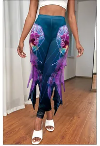 Détail de legging taille haute avec imprimé méduse violette et franges 3D latérales