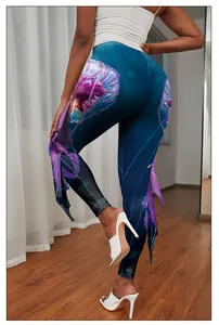 Détail du legging imprimé sirène avec ourlet ondulé et motifs à fleurs colorées