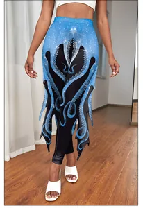 Détail du legging taille haute avec imprimé tentacule bleu et ourlet irrégulier