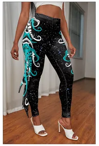 Détail de legging taille haute avec motif étoilé, imprimé poulpe et pompons latéraux