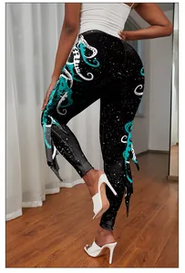 Détail de l'imprimé tentacule et de l'ourlet découpé sur un legging motif galaxie