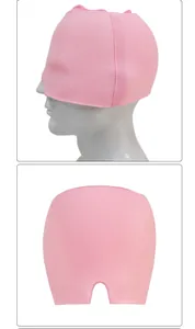 Detalle macro del gorro rosa para la migraña con material de gel elástico y corte nasal