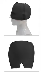 Detalle del gorro negro para migrañas que muestra la pose lateral y la textura elástica
