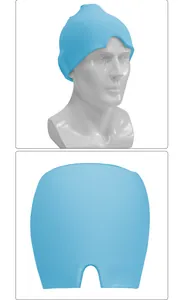 Detalle del gorro para migraña azul claro con recorte en U para la nariz y material de gel elástico