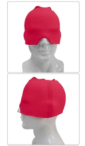 Detalle del gorro de gel rojo elástico con corte nasal ergonómico para alivio del dolor
