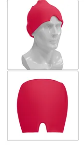 Detalle del gorro rojo para migraña con muesca en U y tejido de gel para alivio en frío