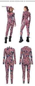 Details des US- und UK-Flaggendrucks auf diesem langärmeligen, engen Bodysuit für Damen