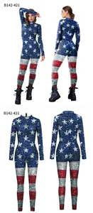 Detail des USA-Flaggenmusters auf einem eng anliegenden patriotischen Langarm-Jumpsuit