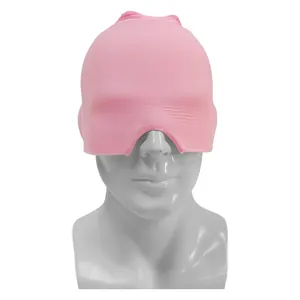 Gorro de gel rosa para alivio de migraña en maniquí con terapia de compresión fría