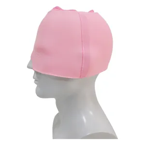 Gorro rosa para alivio de la migraña con gel frío y tela elástica en cabeza de maniquí