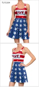 Détail d'une robe sans manches motif drapeau USA avec rayures rouges et plis étoilés