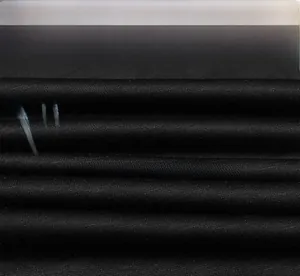 Détail du tissu noir montrant un mélange 95% polyester 5% élasthanne à haute élasticité