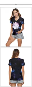 Détails du T-shirt galaxie violet à col en V avec imprimé anime, vues avant et arrière