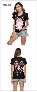 Détail recto-verso du t-shirt noir col V avec imprimé anime et texte rouge au dos