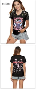 Vue détaillée du T-shirt noir à col en V avec imprimé anime trash sur le devant et l'arrière